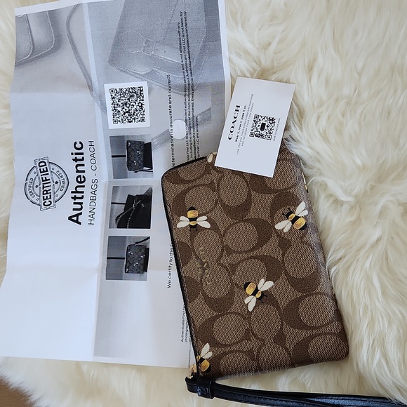 Adorable NWOT Coach Bumblebee Signature Corner Zip Wristlet 🤎🐝🖤 - Picture 11 of 15